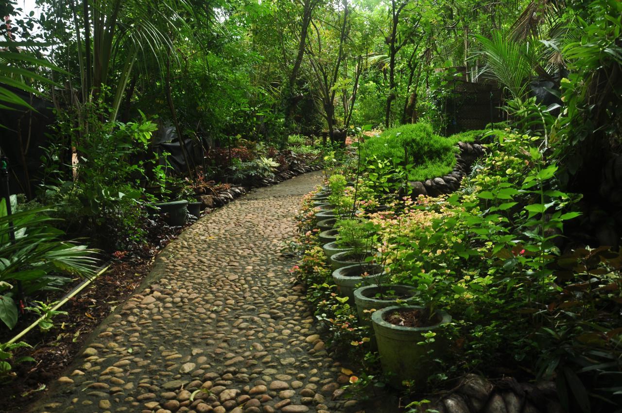 Villa Kumbuk Tree House Tissamaharama Esterno foto